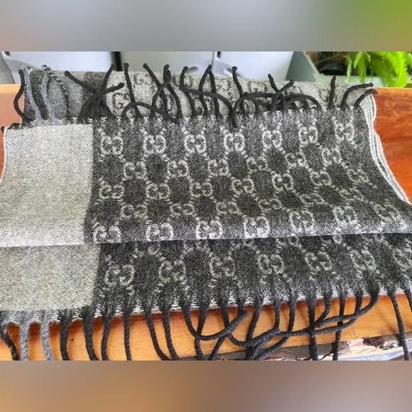 GUCCI Authentic Shawl/Scarf W/certificate of authenticity Included - Picture 6 of 7